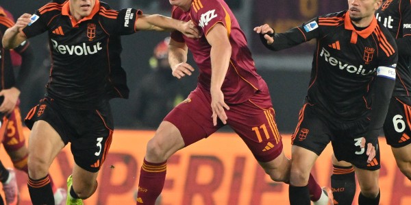 （体育）足球——意甲：罗马胜科莫