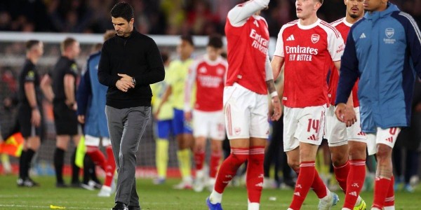 致命隐患浮现！阿森纳核心中卫伤退，争冠赛程岌岌可危